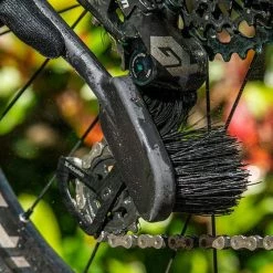 Muc-Off Brosse Tyre & Cassette -Nettoyage et entretien Soldes HIGHLIGHT 2 Tyre Cassette Brush b72d66f5 2b62 4d77 a8f9 ff7c6308d845 950x crop center